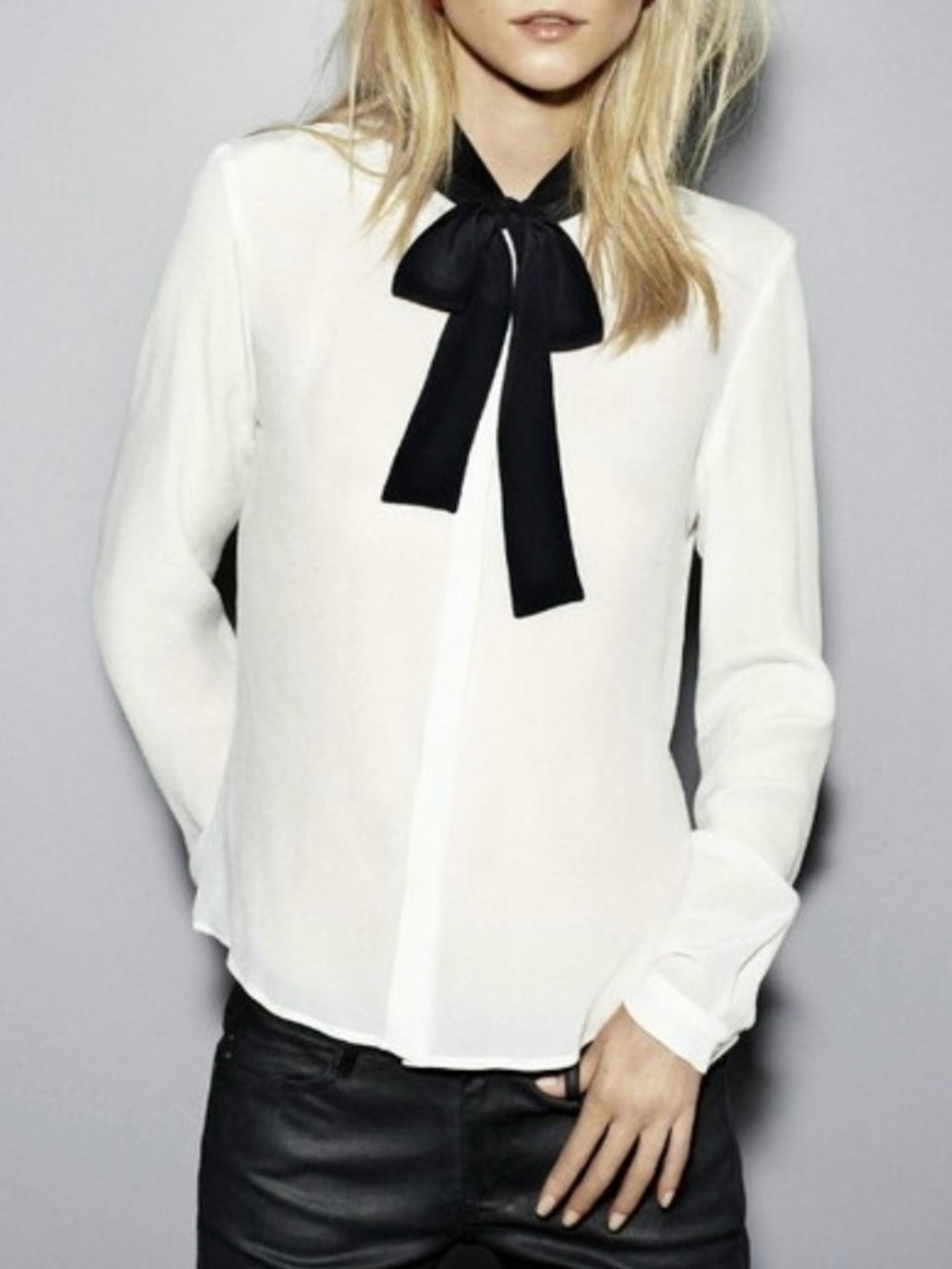 Mango Contrast Bow Tie Neck
Chiffon Blouse - Off-White size 6